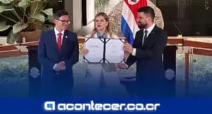 Laura Fernández firma ley de financiamiento del Tren Eléctrico de Pasajeros