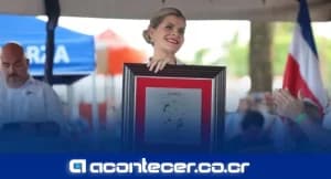 Laura Fernández recibe reconocimiento como hija predilecta de Esparza