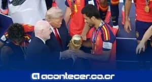 Donald Trump entrega la copa a España y se queda en la foto oficial
