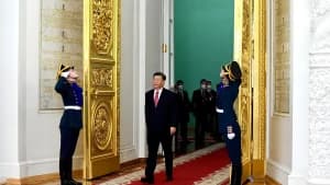 Wang Yi pide a Irán y EE.UU. retomar el diálogo y reabrir Ormuz
