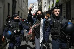 Protestas estudiantiles en Francia se extienden a 30 universidades