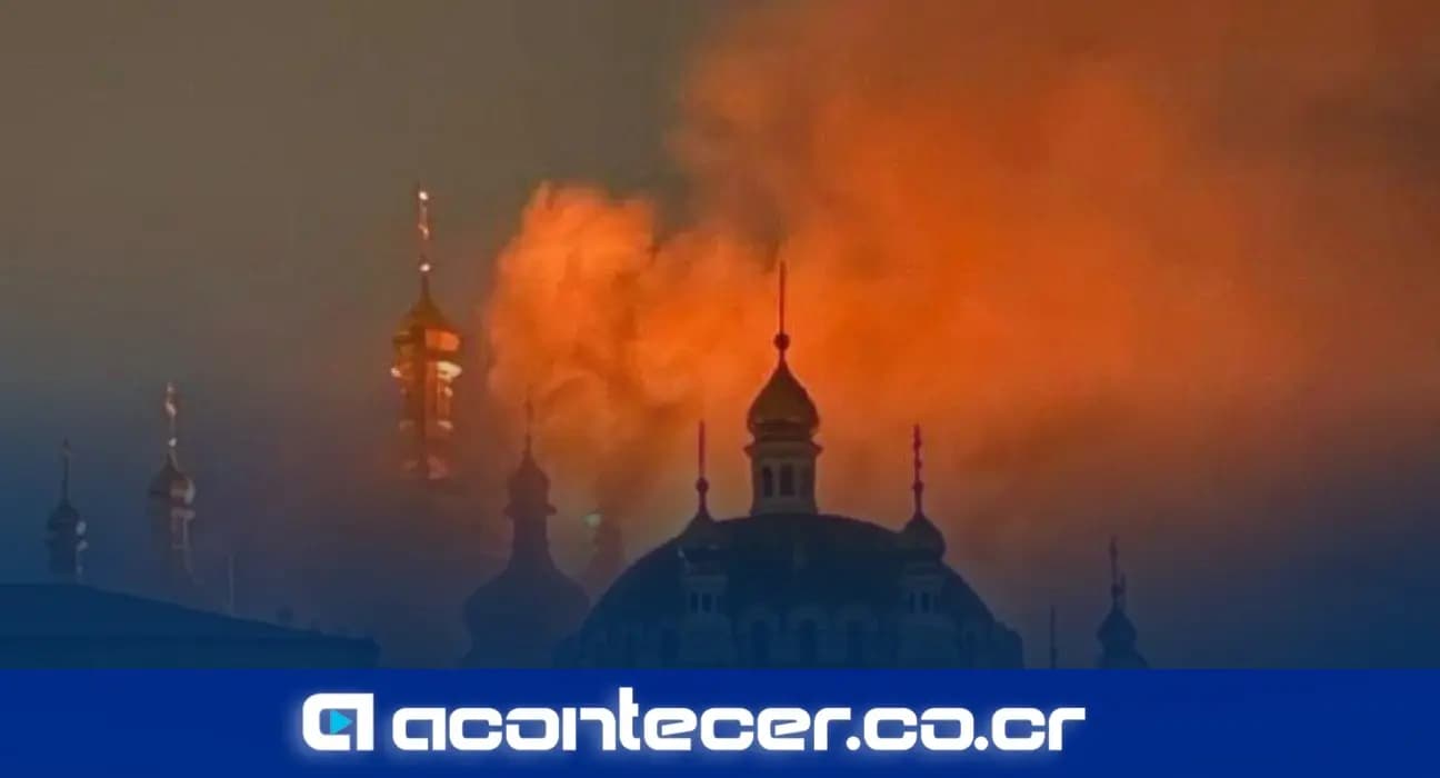 Imagen de la nota: Rusia ataca Kyiv y el Monasterio de las Cuevas, Patrimonio de la Humanidad, arde