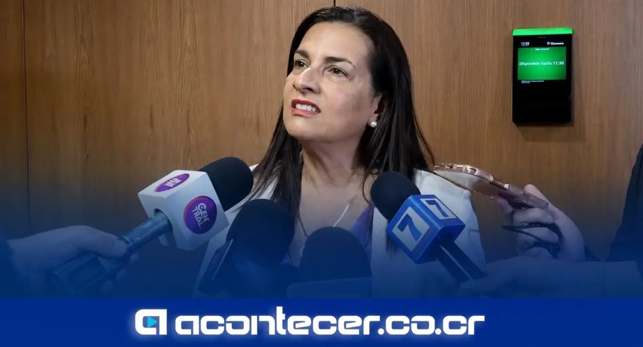 Imagen de la nota: Periodistas discuten con Marta Esquivel por el ingreso a la comisión