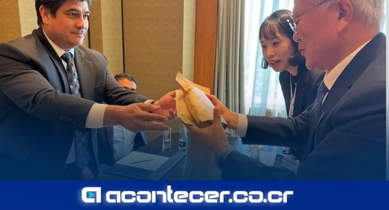 Imagen de la nota: Carlos Alvarado obsequia café costarricense a Moon Jae-in en Mongolia