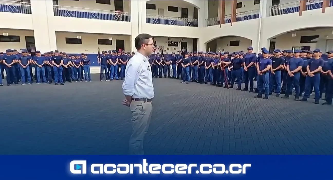 Imagen de la nota: Ministro de Justicia y Paz se reúne con cadetes policiales en Pococí
