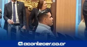 Eder Hernández, único opositor presente en acto de Laura Fernández