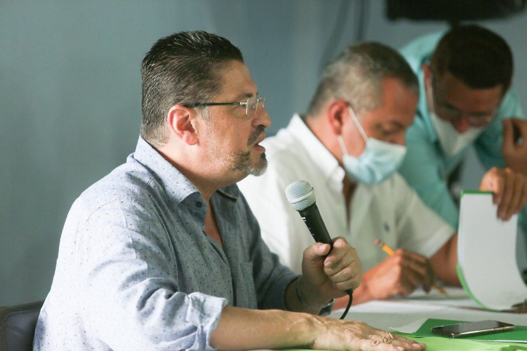 Alimentación y becas no deberían ser recortadas según Rodrigo Chaves