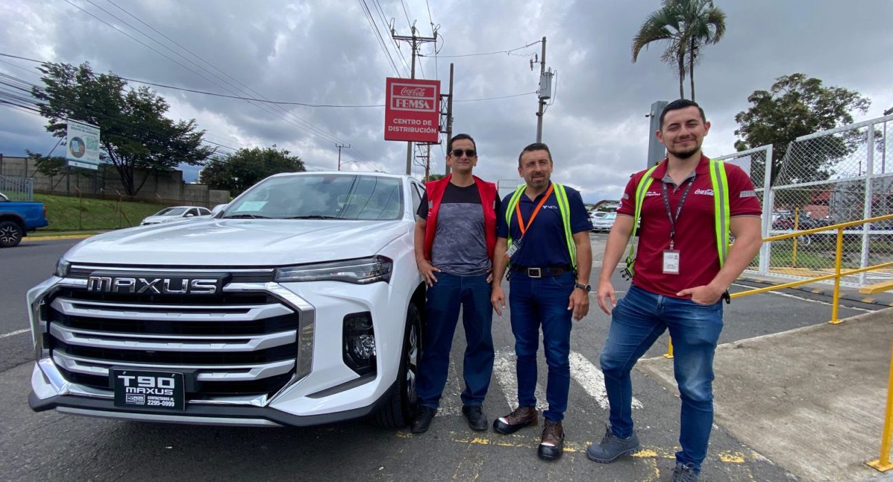 Coca-Cola FEMSA refuerza su flota con 11 pickups Maxus eléctricos en Costa Rica