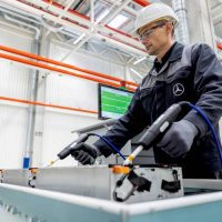 Mercedes-Benz inaugura su primera planta de reciclaje de baterías en Europa, marcando un hito en sostenibilidad