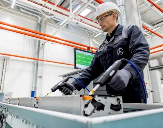 Mercedes-Benz inaugura su primera planta de reciclaje de baterías en Europa, marcando un hito en sostenibilidad