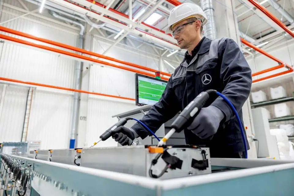 Mercedes-Benz inaugura su primera planta de reciclaje de baterías en Europa, marcando un hito en sostenibilidad