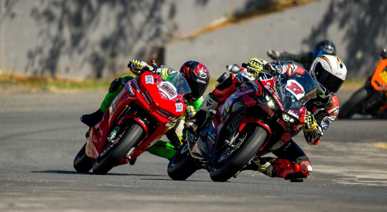 Andrea Sala se impone en la primera fecha del AMA SuperBike y vence a su padre en la categoría 300 cc