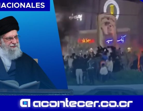 Manifestantes antirrégimen derribaron una estatua de Jamenei en Galleh Dar, provincia de Fars, Irán