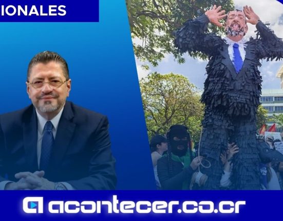 Manifestantes queman piñata con figura de Rodrigo Chaves durante marcha del 8M en San José
