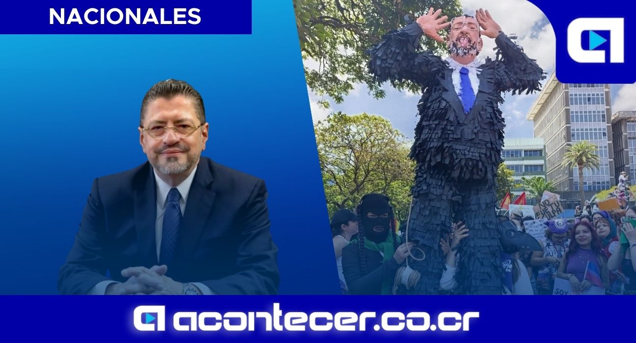 Manifestantes queman piñata con figura de Rodrigo Chaves durante marcha del 8M en San José