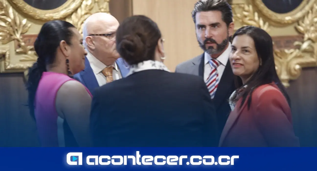 Oficialismo rechaza reconocimiento a fiscal Carlo Díaz por labor con DEA