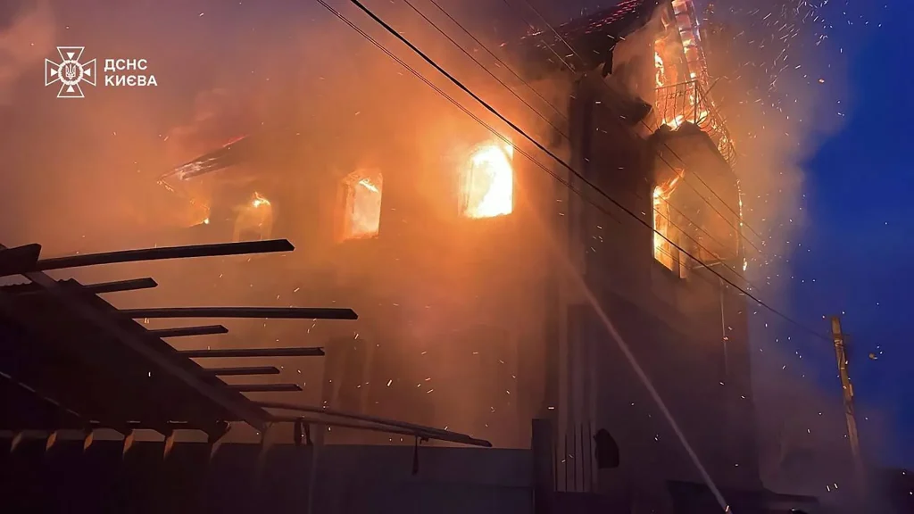 Imagen de Tymur Tkachenko confirma incendios en bodegas tras ataque ruso en Kiev