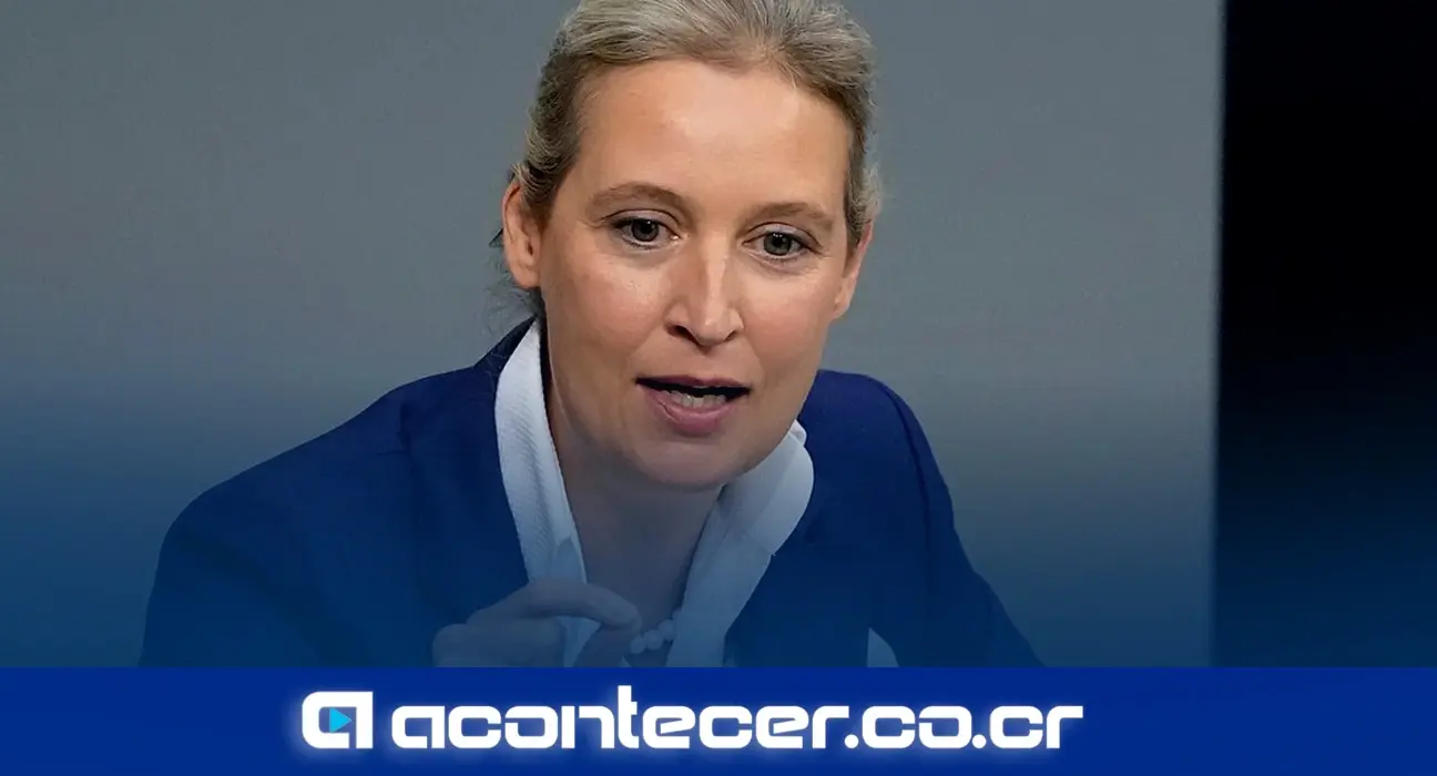 Alice Weidel, copresidenta nacional de AfD, celebra los resultados electorales en Sajonia-Anhalt junto a Ulrich Siegmund