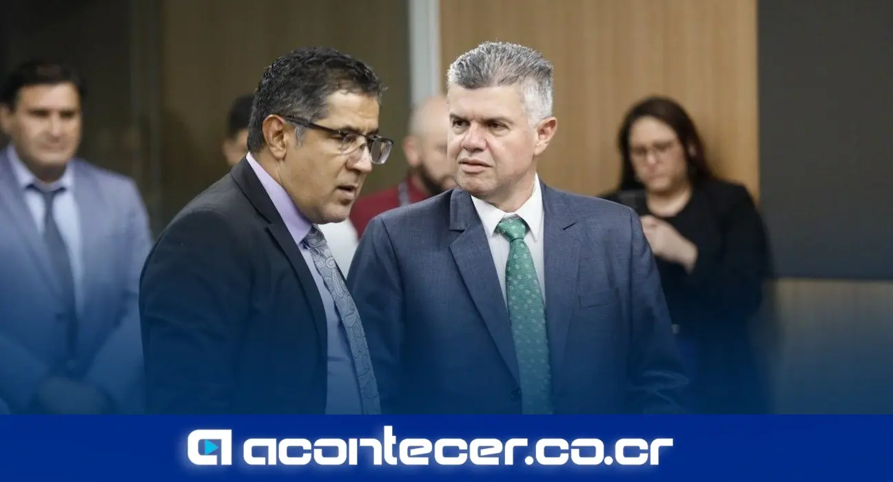 Diputado Álvaro Ramírez Bogantes recibe documento de estudiantes del Liceo de Costa Rica en la Asamblea Legislativa