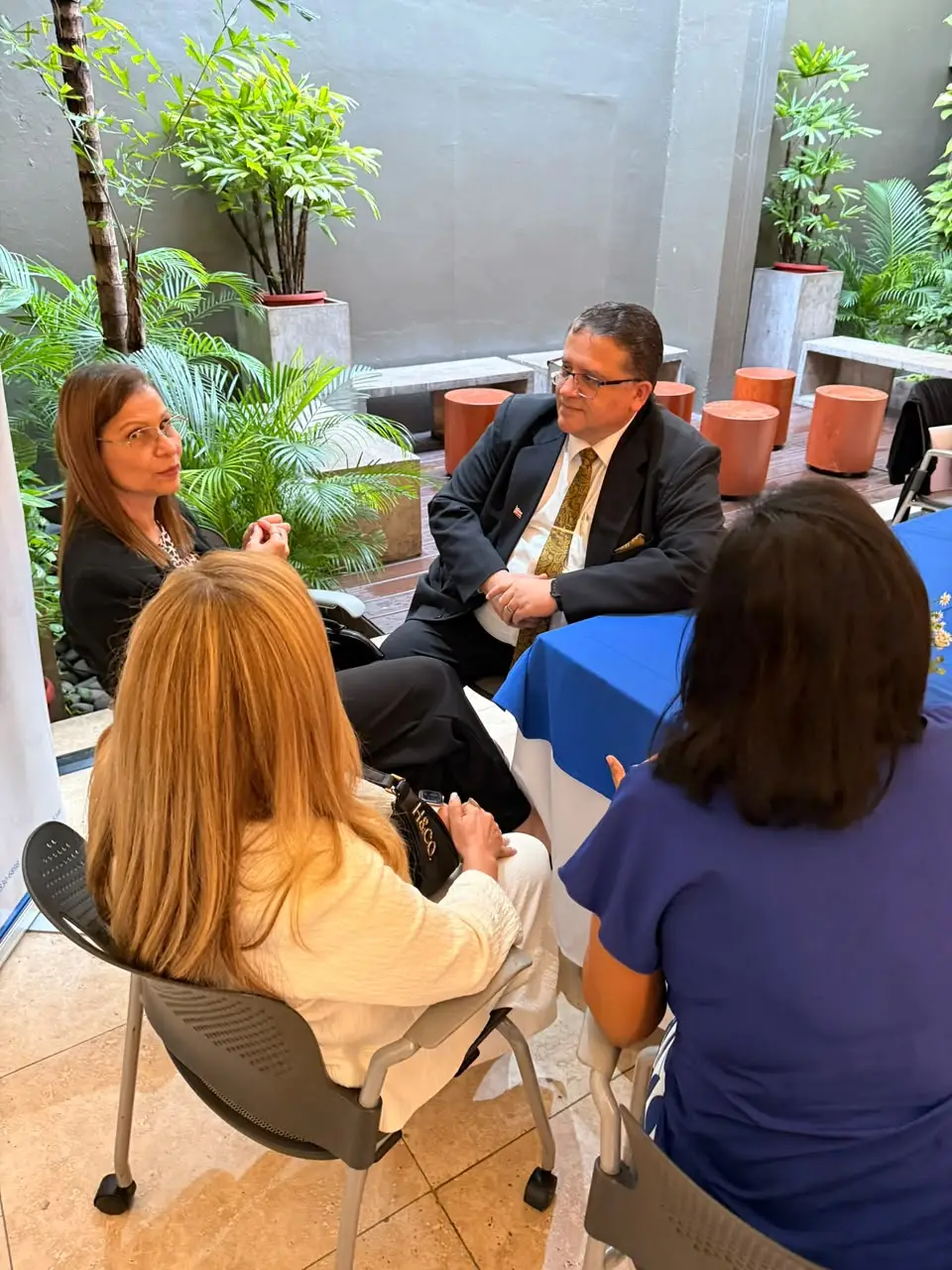 Boris Molina Acevedo conversa con participantes de la actividad en El Salvador.