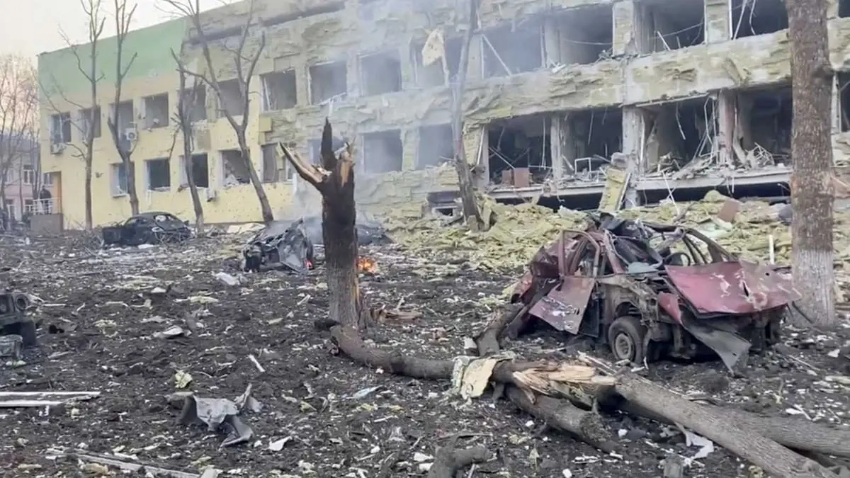 Fachada y patio del hospital materno-infantil de Mariúpol destruidos tras el ataque del 9 de marzo de 2022.