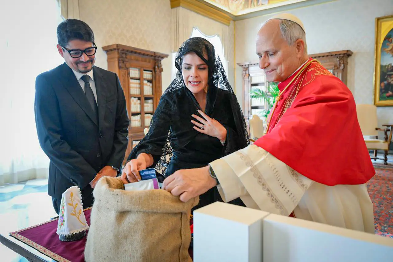 Laura Fernández le entregó café costarricense al Papa. Fotografía: Casa Presidencial