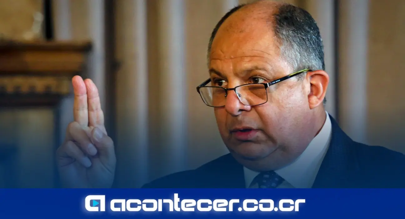 Luis Guillermo Solís Rivera durante la marcha de universidades públicas desde la Fuente de la Hispanidad hacia la Asamblea Legislativa