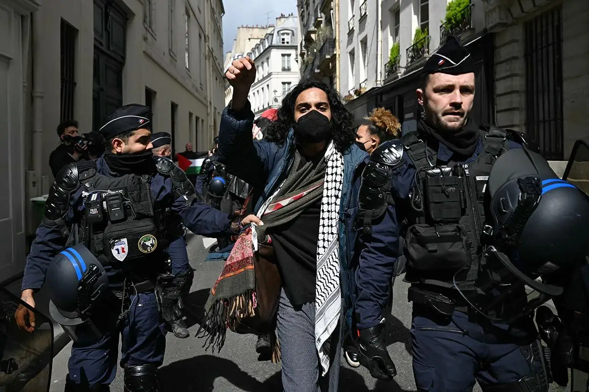 Estudiantes franceses bloquean el acceso a una universidad durante las protestas por falta de recursos educativos en octubre de 2026 (Foto: tiempoar.com.ar)